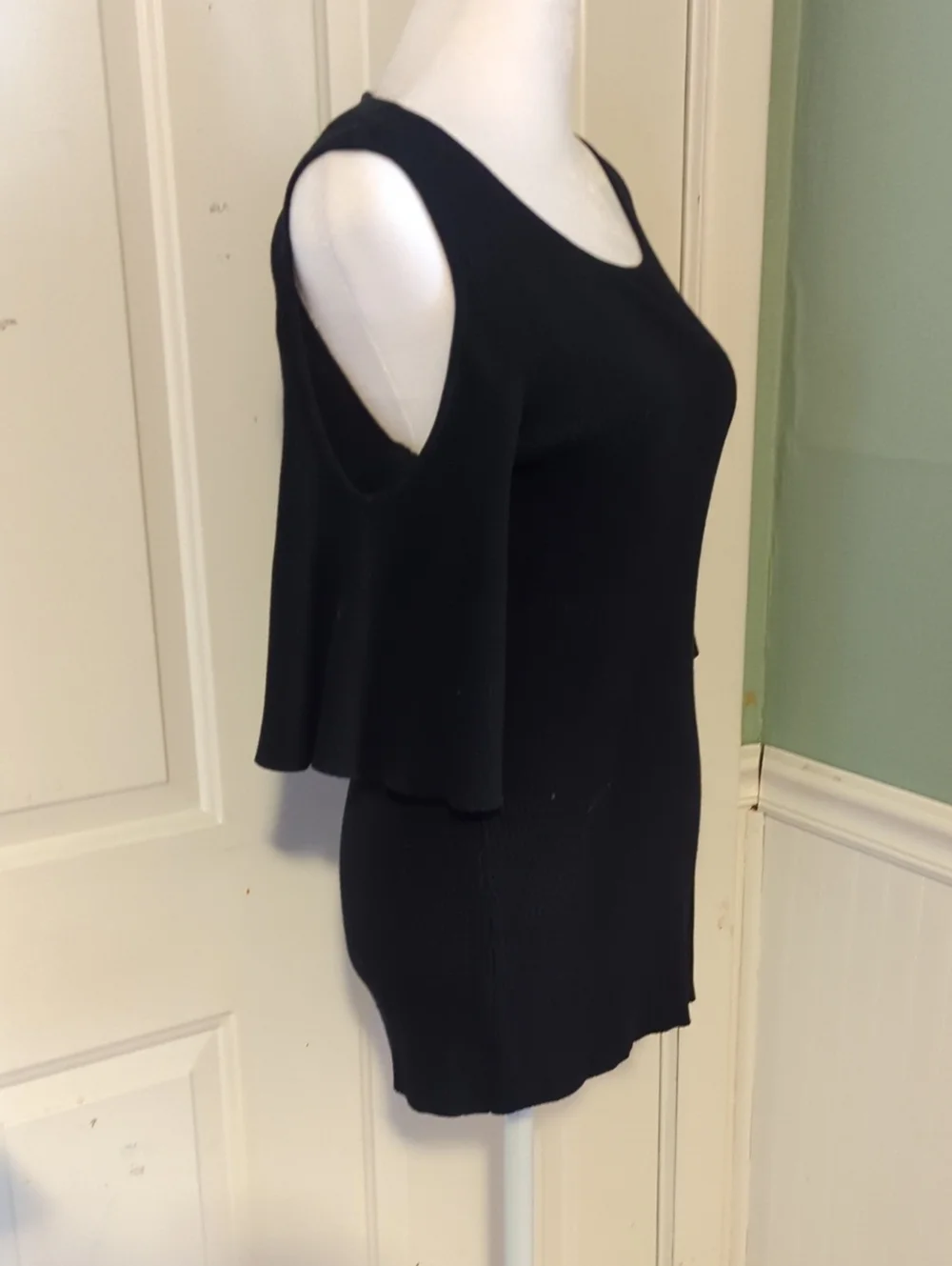 Banana Republic Black Ribbed Knit Top Large Cold Shoulder Bell Sleeves Cruise - Picture 6 of 9